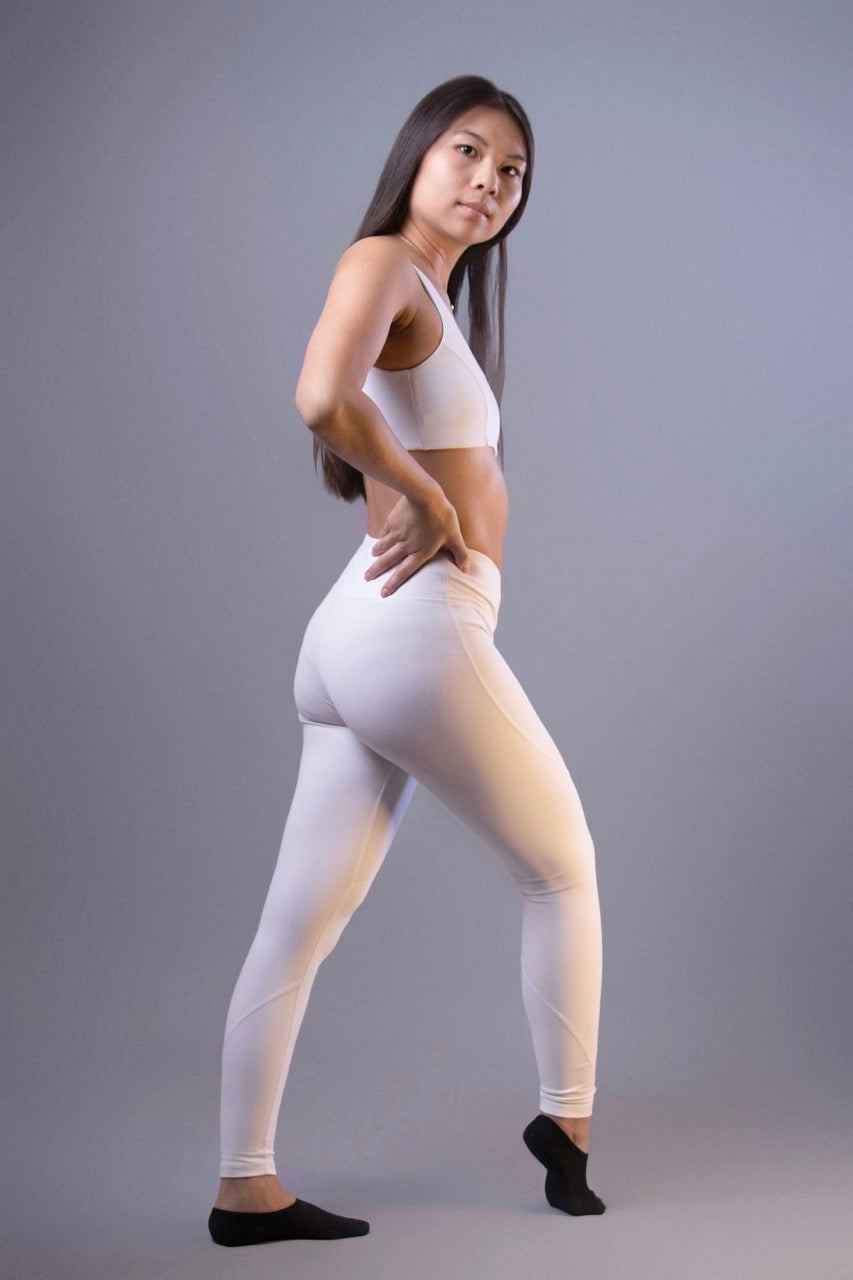 Black v-shaped legging