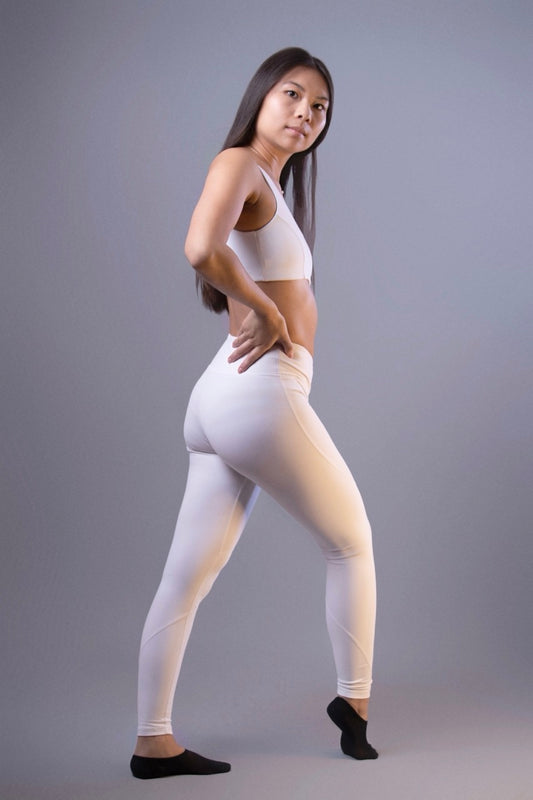 Weiße Leggings mit V-Ausschnitt